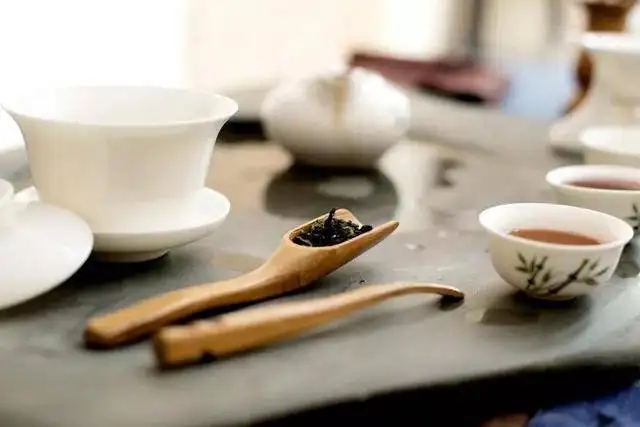 為什么有時(shí)喝茶嗓子會(huì)發(fā)干？